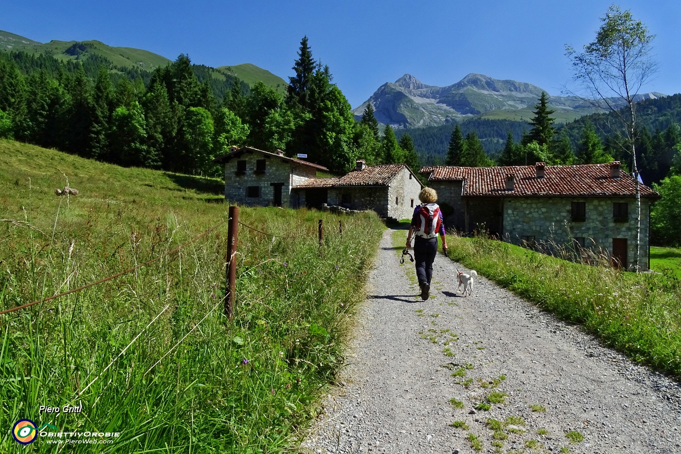 15 Baite Moschel (1265 m) con vista in Ferrnatino-Ferrante.JPG -                                